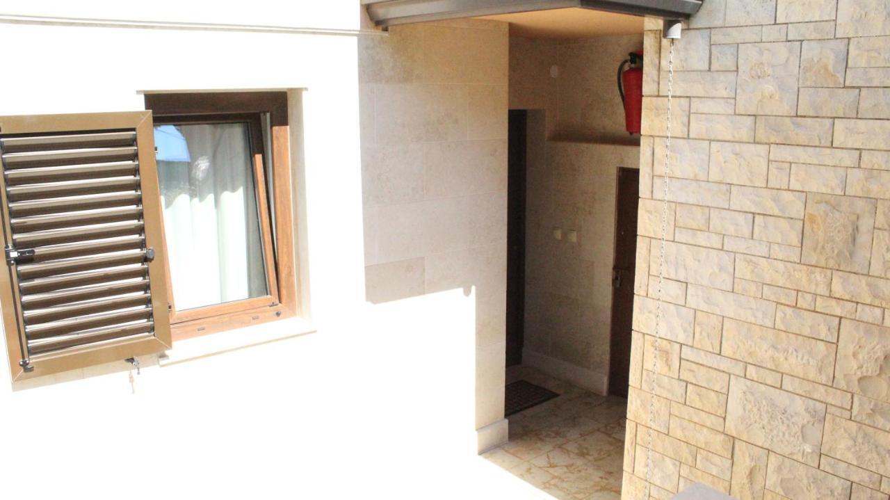 Apartman 100M2, Full Opremljen, Privatni Parking. Pula Exterior photo