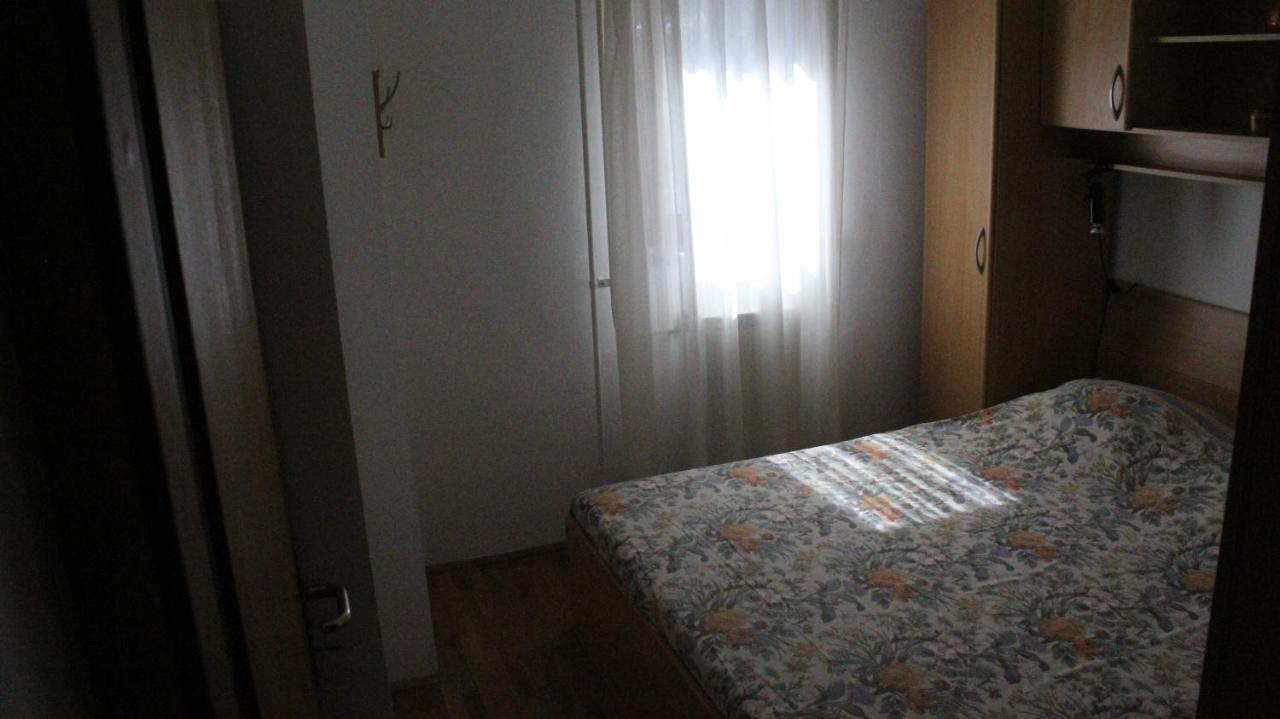 Apartman 100M2, Full Opremljen, Privatni Parking. Pula Exterior photo